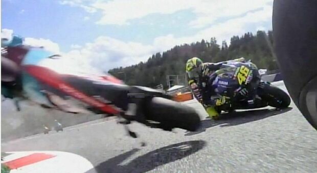 MotoGp, Rossi miracolato in Austria: la moto di Morbidelli vola e lo sfiora