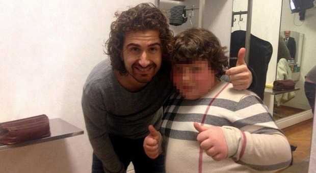 Alessandro Siani sfotte un bambino sovrappeso: "Ci entri nella poltrona?". E il web s'indigna
