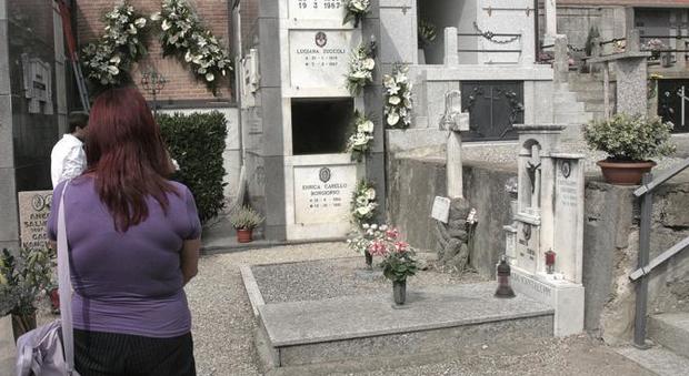 Genova, rapinata al cimitero mentre prega sulla tomba della sorella