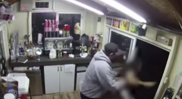 Minaccia la cameriera di un bar con un coltello e prova a violentarla, il video choc