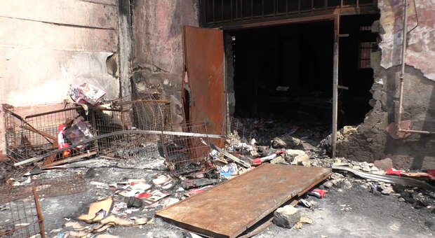 Incendio a Cavalleggeri, l'ira degli sfollati dopo un mese e mezzo: «Dormiamo su letti di fortuna»