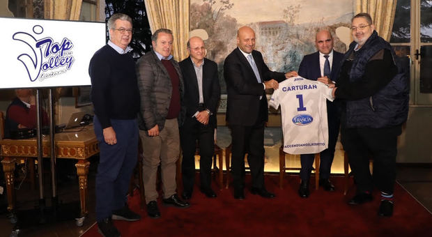 Ilpresidente della Top Volley, Ganrio Falivene consegna al sindaco di Cisterna la maglia dela società con ilsuo nome