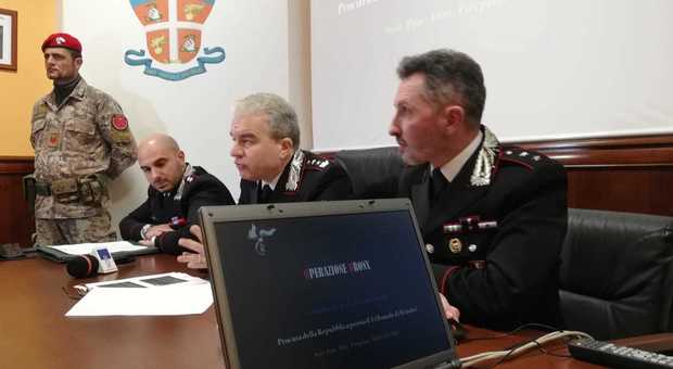 La conferenza stampa dei carabinieri (foto Max Frigione)
