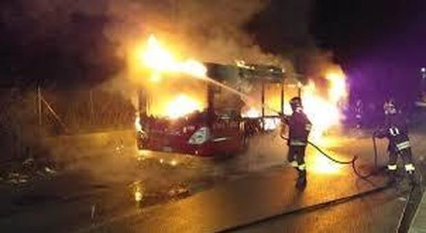 Roma, autobus in fiamme al Tiburtino: salvo l'autista