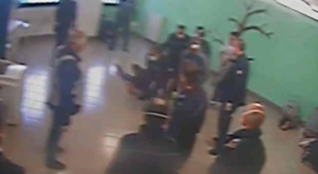 Pestaggio in carcere a Santa Maria Capua Vetere, nuove immagini choc. Un detenuto chiedeva pietà: trascinato via in lacrime