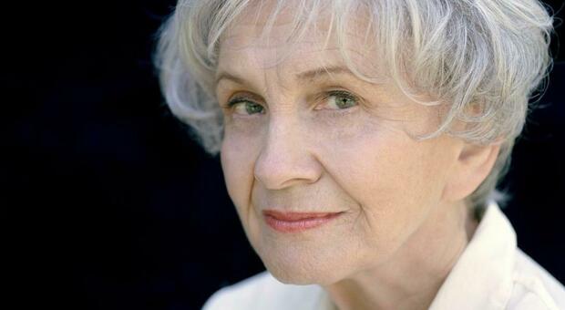 Alice Munro, morta la scrittrice canadese premio Nobel nel 2013: aveva 92 anni