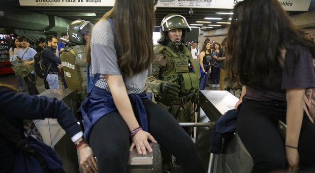 Cile, aumenta il prezzo dei biglietti metropolitana: è rivolta. Dichiarato stato d'emergenza a Santiago