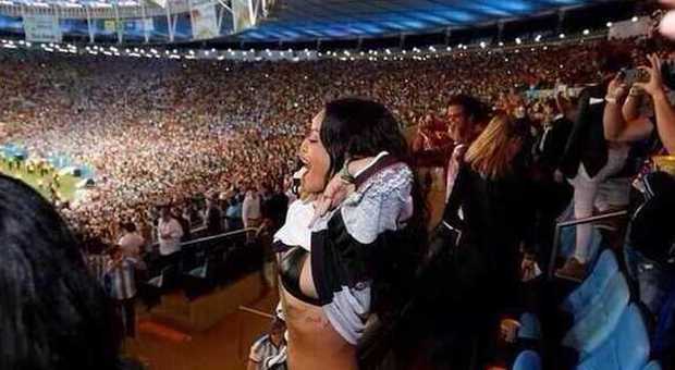Goetze segna e Rihanna in tribuna si alza la maglietta
