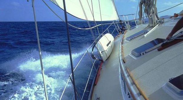 Cinquantenni un po' ridicoli in vacanza: ​la passione per la barca a vela