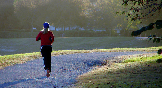Una donna mentre fa jogging