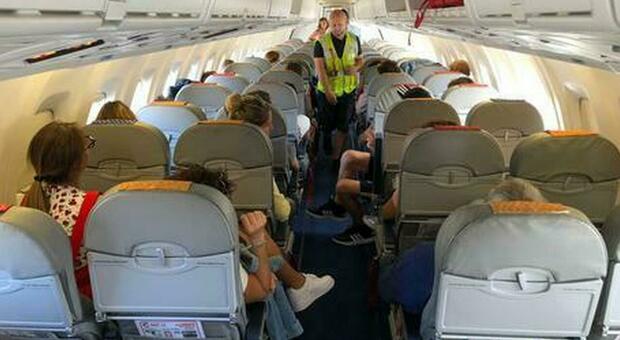 Stati Uniti, passeggeri si rifiutano di mettere la mascherina: l'aereo non decolla fino giorno successivo