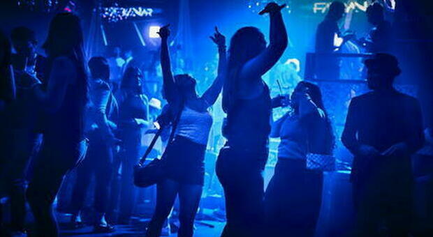 In mille a ballare nella discoteca vicino al Colosseo: blitz degli agenti della polizia locale che si fingono clienti