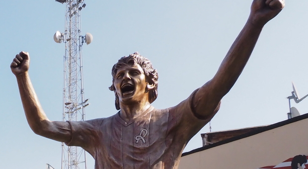 La statua in bronzo di Paolo Rossi inaugurata davanti allo stadio Menti