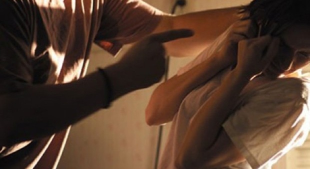 Maltratta la moglie che lo accudisce dopo un incidente, condannato dopo anni di violenze e minacce: «Sai che potrei venire lì con una pistola»