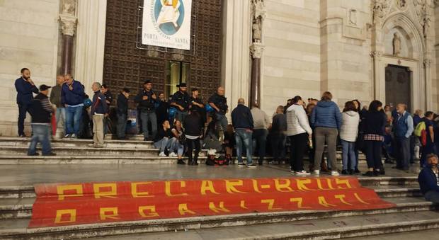 Disoccupati Bros nel Duomo la protesta per l'avvio dei corsi