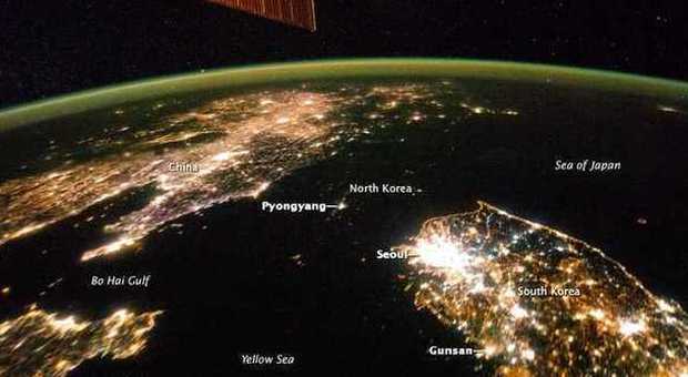 La Corea del Nord vista dallo spazio: avvolta nell'oscurità come un'enorme macchia nera