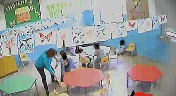 Maestra balla sui tavoli dell'asilo e lancia la pappa sul viso di una bimba: licenziata