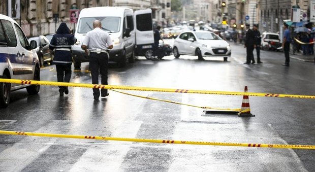 Roma, finge di comprare la pizza ma estra coltello e ferisce il cameriere: arrestato 35enne