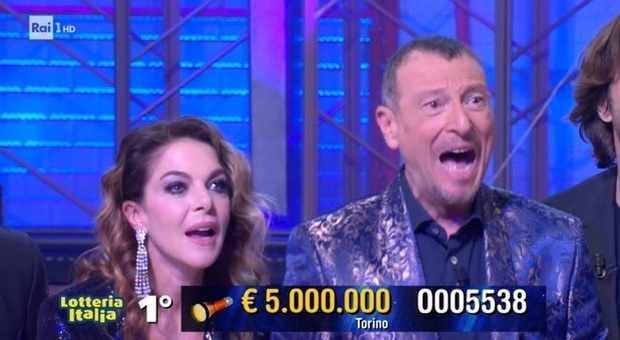 Lotteria Italia, biglietto vincente da 5 milioni venduto a Torino. Il tabaccaio: «Lo abbiamo scoperto mezzora fa»