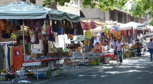 Roma, mercati settimanali: «Stop alle aperture». Ferma Porta Portese `