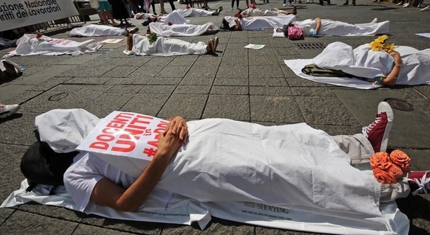 Scuola, la protesta choc dei prof precari: cadaveri a piazza Dante