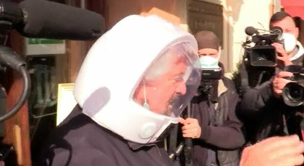 Grillo col casco anticovid: «Via libera a Conte leader»