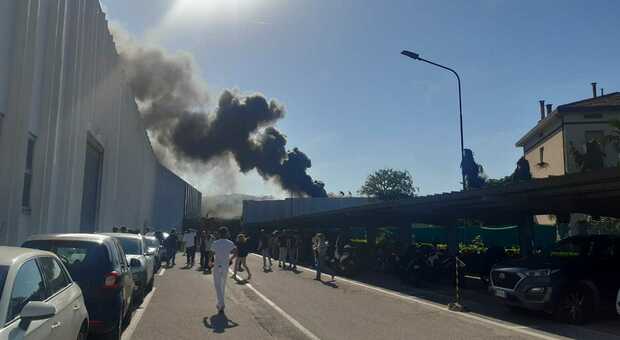 Incendio da Scavolini a Chiusa di Ginestreto: una colonna di fumo nero dal tetto, lavoratori fuori dallo stabilimento