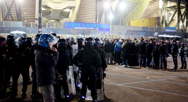 Napoli-Spezia, scontri tra tifosi e polizia prima della partita