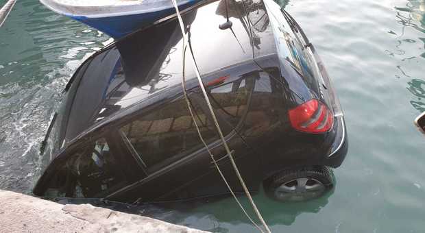 Auto finisce in mare al porto di Formia, in corso le operazioni di recupero