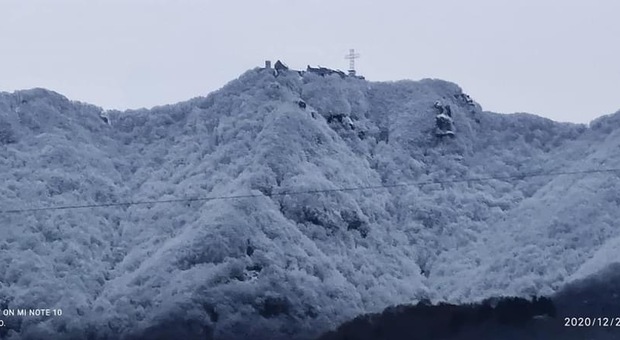 Monte Gelbison imbiancato, immagine spettacolare dal Cilento