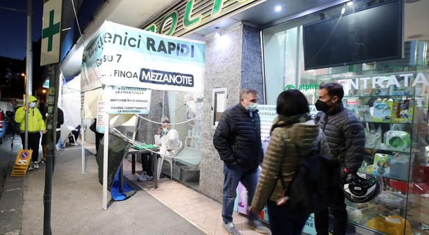No vax, a Napoli corsa al tampone: «Ci serve per lavorare»