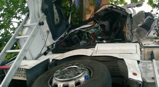Camion esce di strada e sbatte contro un albero: conducente incastrato