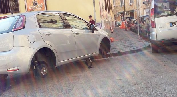 Raffica di furti di copertoni al Centro direzionale di Napoli: «Chiediamo l'aiuto delle guardie giurate»