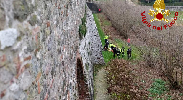 Cade dalle mura di Luvigliano dopo una lite con la madre: 19enne ferita