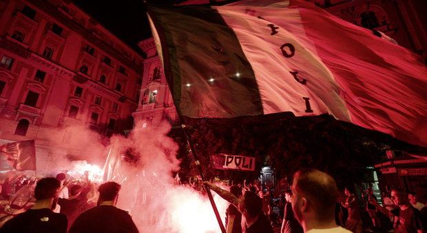 Italia campione d'Europa, la festa di Napoli finisce con una sassaiola contro la polizia