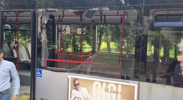 Roma, bus Atac danneggiato dai tifosi tedeschi del Bayer Leverkusen. L'assessore: «Immagini frequenti»