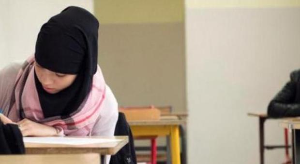 Sarah, la ragazzina islamica 15enne cacciata da scuola: aveva la gonna troppo lunga