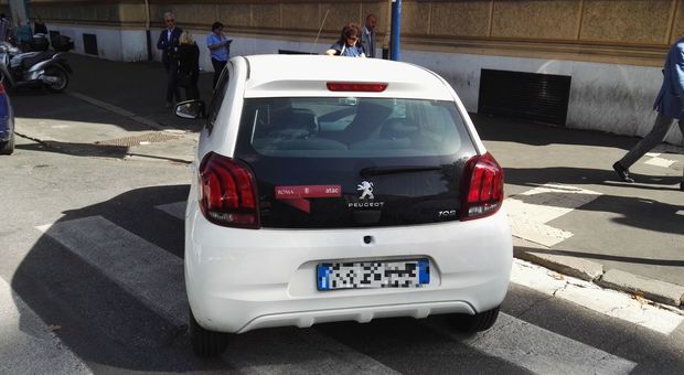 Roma, auto dei controllori Atac parcheggiata sulle strisce