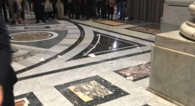 Paura a San Pietro, cadono calcinacci dalla navata della Basilica: panico tra i turisti
