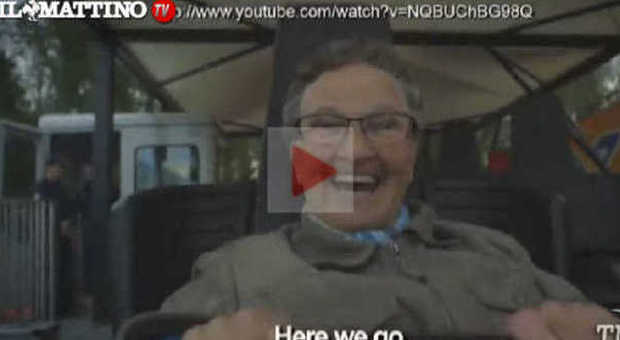 VIDEO | Anziana per la prima volta sulle montagne russe. Quale sarà la reazione?