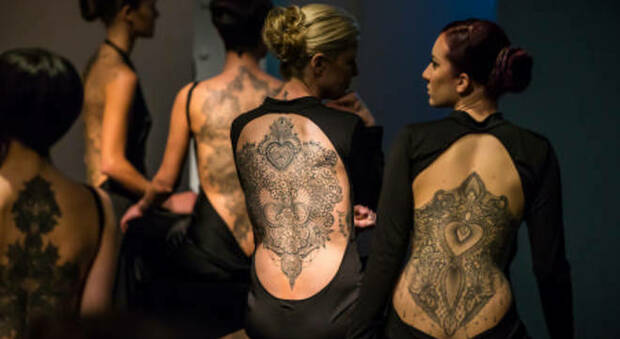 Roma, tatuaggi e piercing in sicurezza anti-covid. L'artista del tatoo Marco Manzo: "Così garantiamo la lotta la covid"
