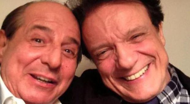 Giancarlo Magalli "rifiutato" da Morandi si fa il selfie con Massimo Ranieri: "Tiè"
