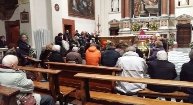 Terni, i fedeli sequestrano le reliquie di San Valentino e bloccano il trasferimento nel Duomo