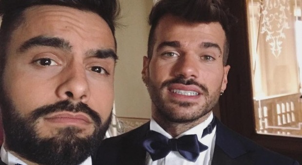 Trono gay, Claudio Sona e Mario Serpa sposi in abito da cerimonia. Pronti per il sì? -Guarda