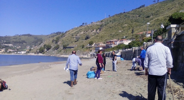 Cilento, commercianti e volontari in azione per ripulire la spiaggia