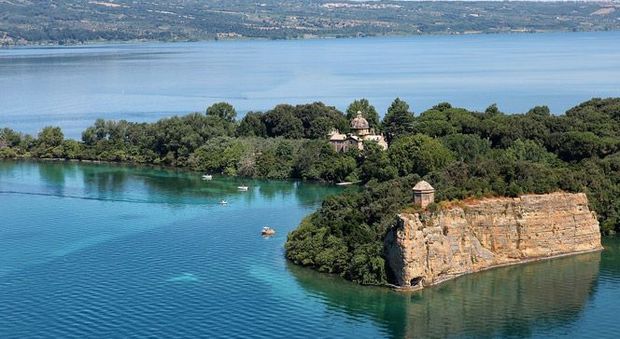 Isola Bisentina in vendita, prezzo base 6 milioni di euro