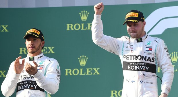 Bottas, vincitore a Melbourne e, a sinistra, il suo compagno di squadra e campione del mondo in carica Hamilton, secondo in Australia