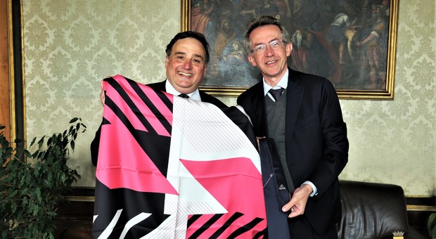 Napoli, il sindaco Manfredi incontra il titolare di Maison Cilento: presentata la nuova linea di cravatte per il Giro d'Italia