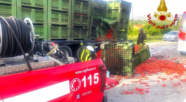 In fiamme tir carico di pomodori, caos traffico sulla statale Ofantina