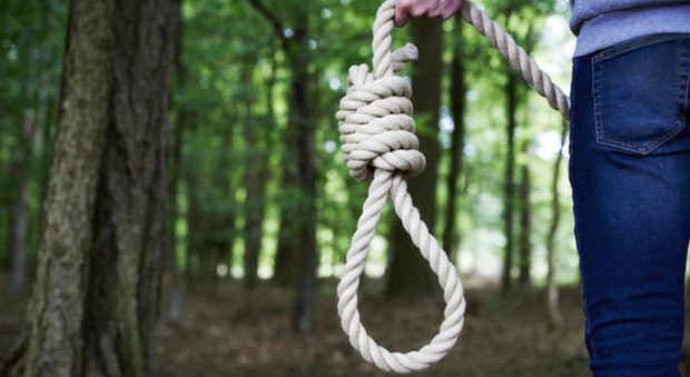 Anziano muore suicida nel deposito di legna: s'è impiccato
